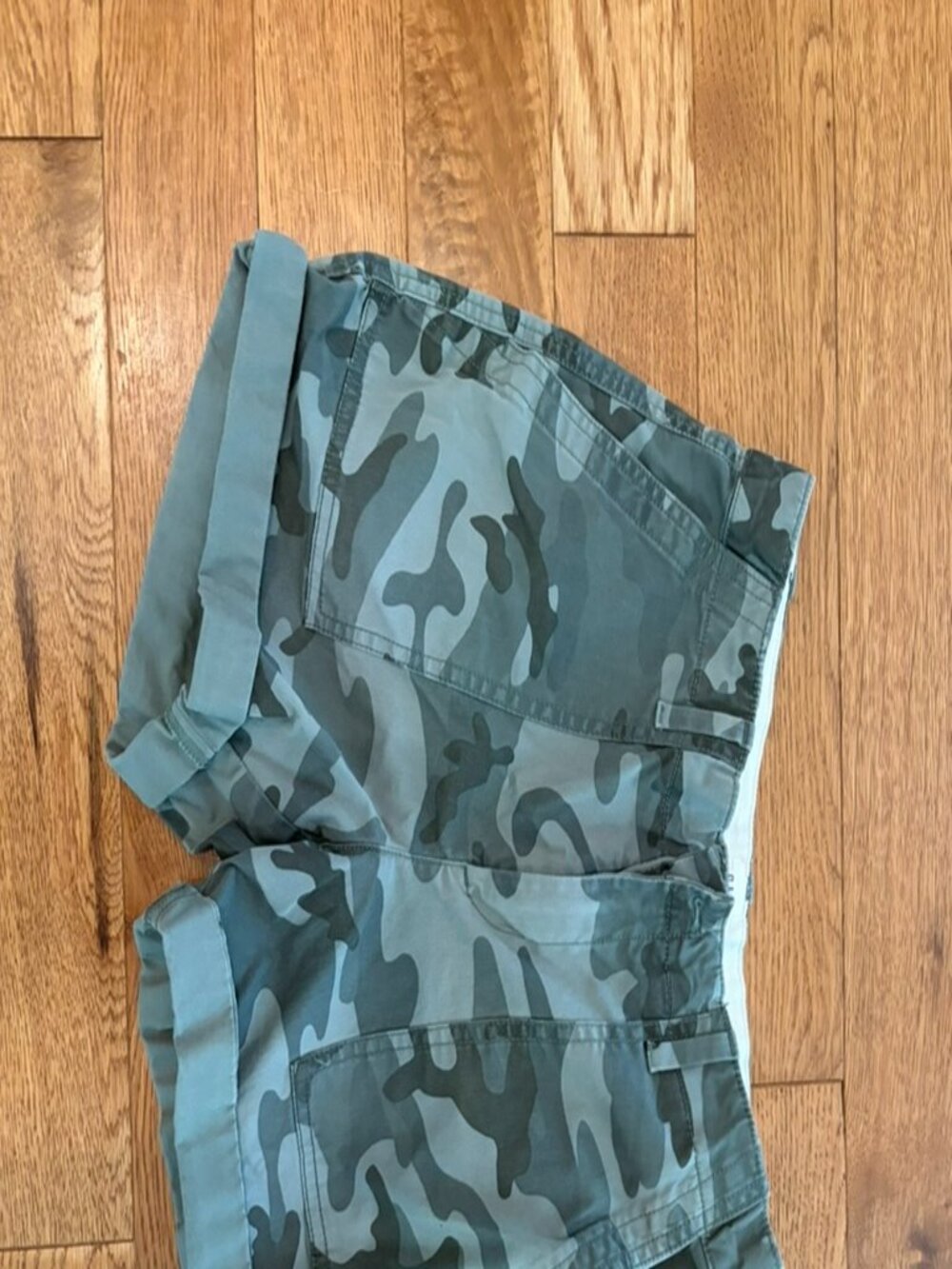 GAP Camo Bermuda Cargo Shorts Size 4 Petite Green Rolled Hem Casual